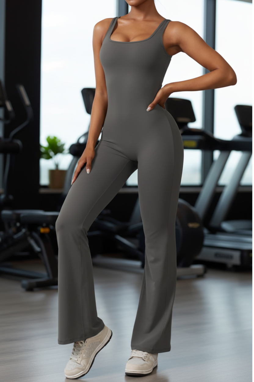 Jumpsuit cinzento pose ginásio